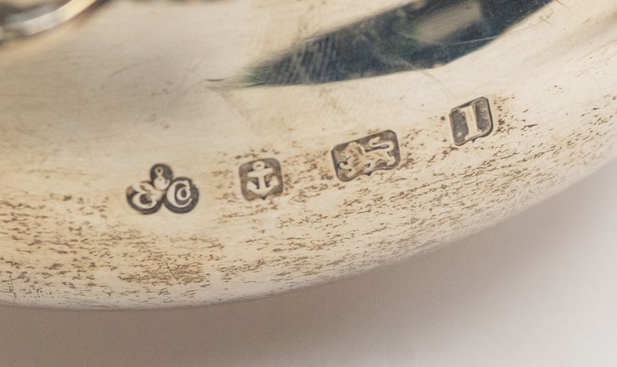 A George V silver four piece tea set comprising teapot, kettle, milk jug and sugar bowl, circular - Image 5 of 5