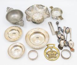 A set of three graduated silver pin dishes London 1975, Reid & Sons Ltd, largest diameter appprox