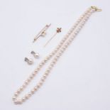 A 9ct gold pearl set bar brooch, set with two cultured round pearls, length approx 55mm, along