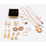 A collection of 9ct gold jewellery to include a cameo pendant and chain, cameo earrings, two