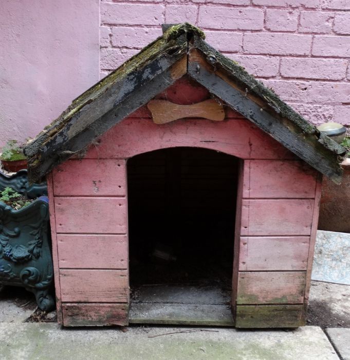 *Item to be collected from Friargate, Derby* A vintage dog house Condition - wear and tear