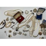 A selection of vintage costume jewellery to include simulated pearls, freshwater pearls, items of