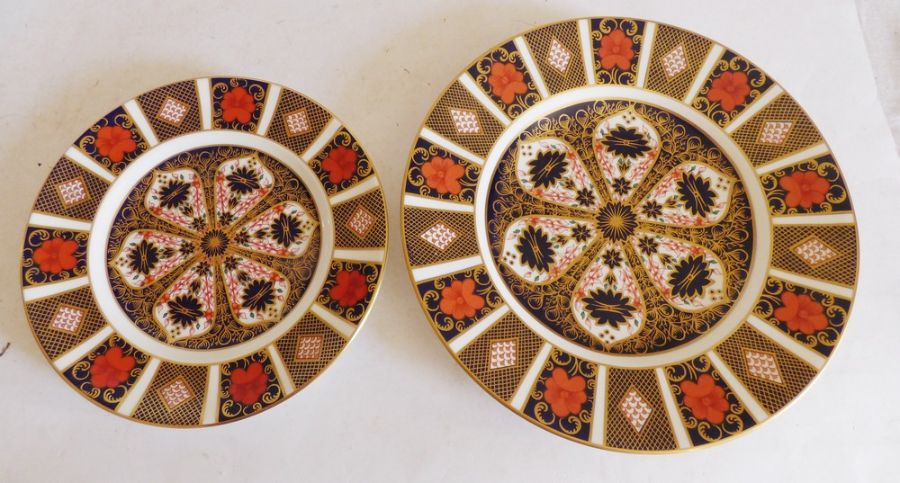 A collection of Royal Crown Derby Old Imari pattern 1128 plates, 4 larger plates measuring 27cm - Image 2 of 3