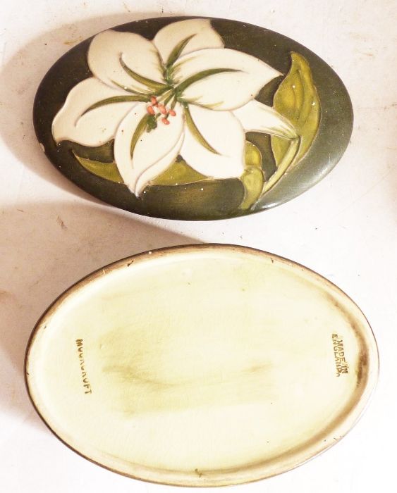Moorcroft collection to include 2 lidded dishes , underside rim of lid on larger dish is chipped , 2 - Image 8 of 10