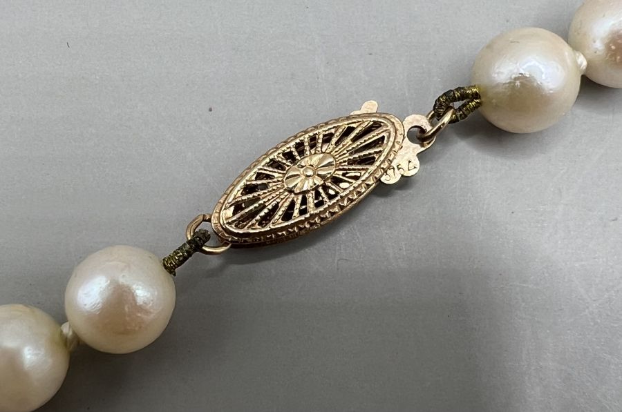 A strand of cream coloured pearls with a greenish pink orient with a 375 stamped clasp. - Image 3 of 3