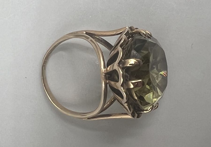 A 9ct gold green quartz set cocktail ring. Gross weight approximately 7 grams. - Image 3 of 4