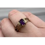 A 9ct gold reversible amethyst and peridot ring. Grossw eight approximately 2.7 grams. Size N. (1)