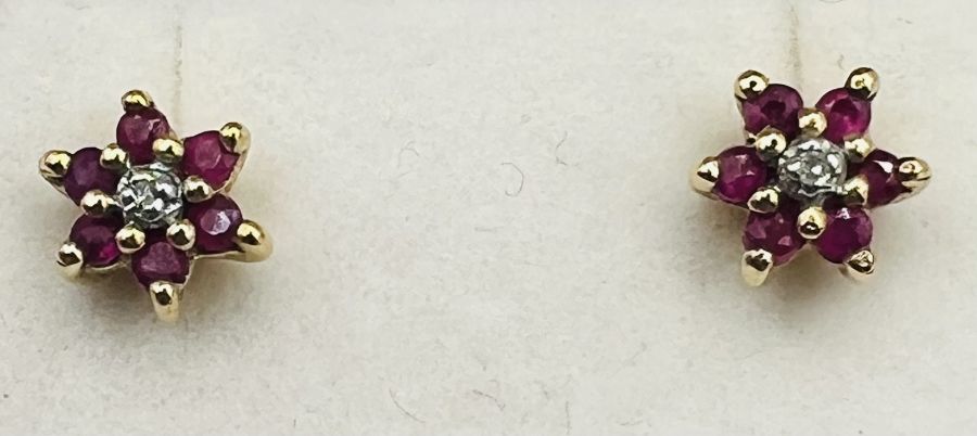 An 18ct gold ruby and diamond trilogy ring, along with a pair of ruby ear studs, stamped 375. The - Image 2 of 7