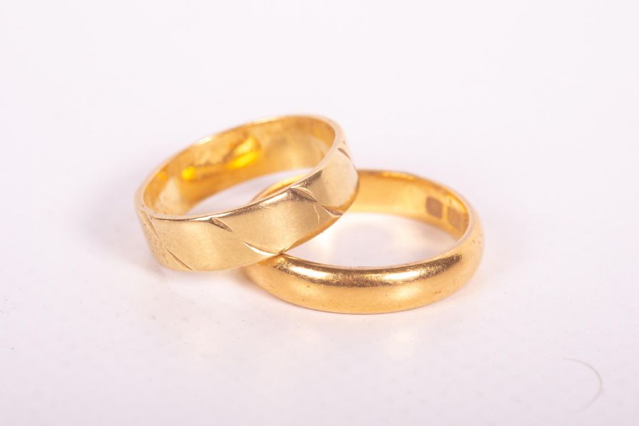 A selection of gold jewellery comprising a 22 ct gold band ring, approximate weight 5.5 grams, an - Image 4 of 5