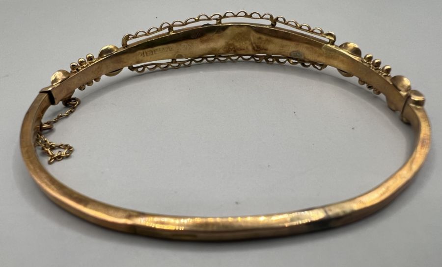 A 9ct gold hinged hollow bangle with wire and engraving decoration. Hallmarked Birmingham 1915. As - Image 2 of 3