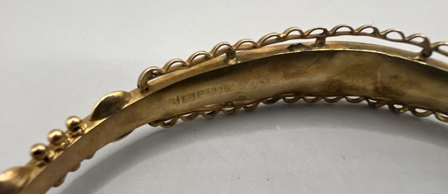 A 9ct gold hinged hollow bangle with wire and engraving decoration. Hallmarked Birmingham 1915. As - Image 3 of 3