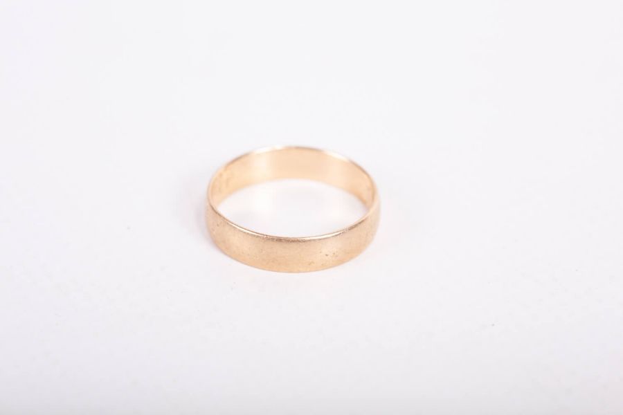 A 9ct gold band ring, plus a 9ct gold belcher chain (in complete condition). Total weight - Image 3 of 4