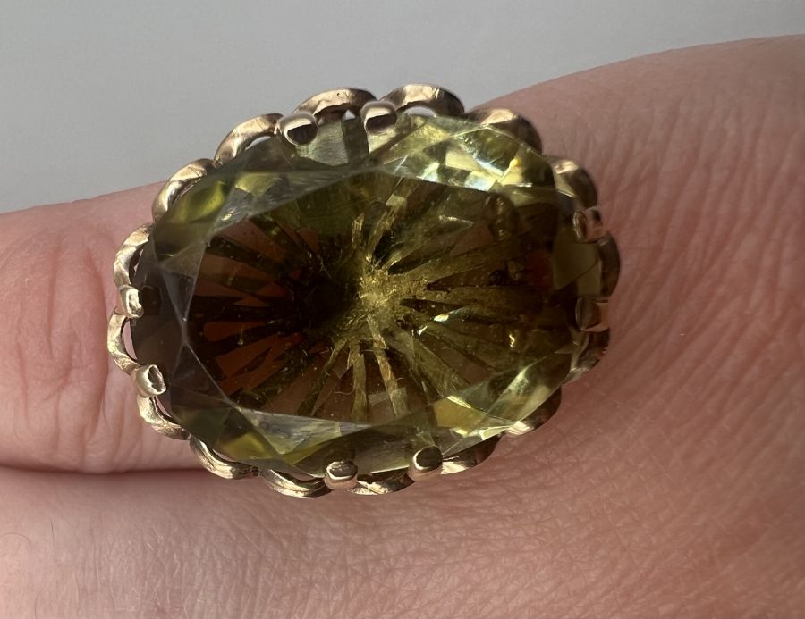 A 9ct gold green quartz set cocktail ring. Gross weight approximately 7 grams. - Image 4 of 4