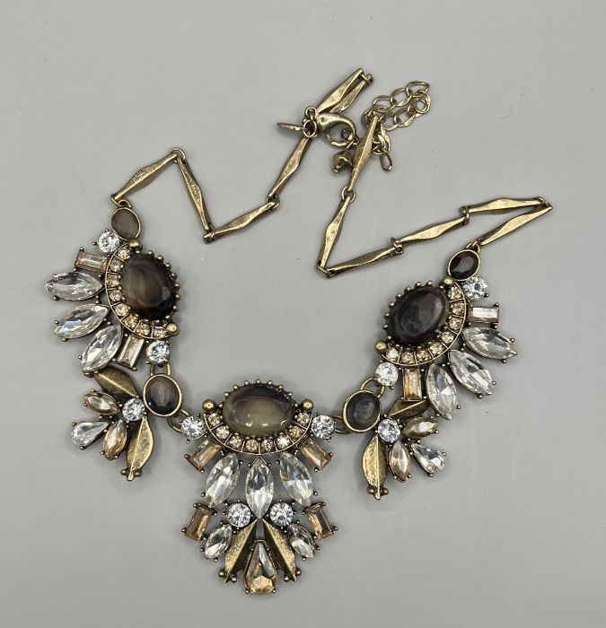 A collection of costume jewellery to include an agate set white metal statement pendant, early - Image 5 of 9