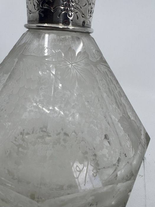 An etched glass decanter, with dodecahedral sides decorated with grape patterns, with a white - Image 3 of 5