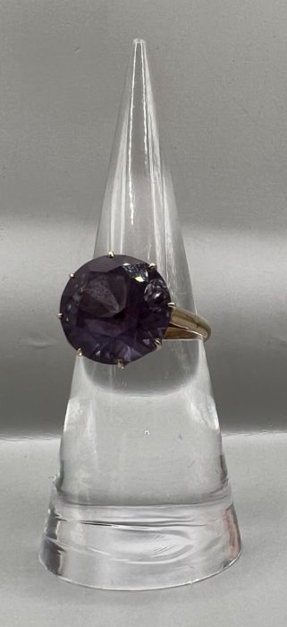 A colour change synthetic sapphire cocktail ring, in yellow metal. Size L. Gross approximate - Image 5 of 5