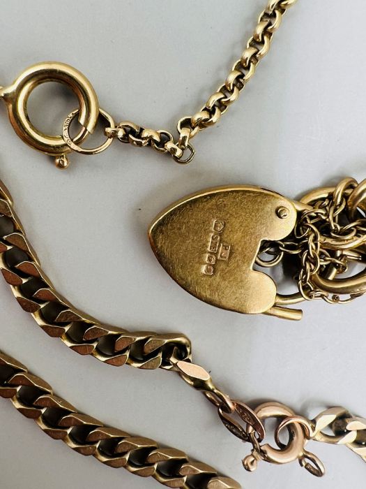 A selection of 9ct gold jewellery comprising a heart padlock clasoed charm bracelet; a curb chain - Image 3 of 3