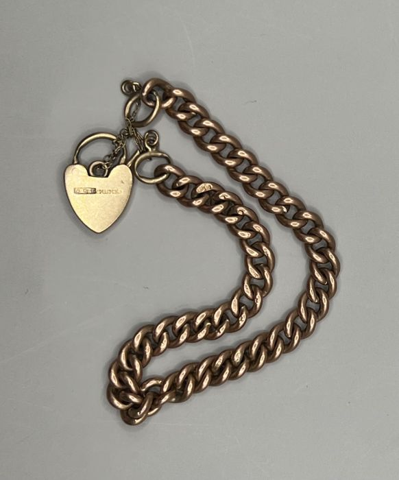 A 9ct gold curb bracelet with a heart padlock. Approximate weight 18.5 grams. (1) - Image 2 of 3