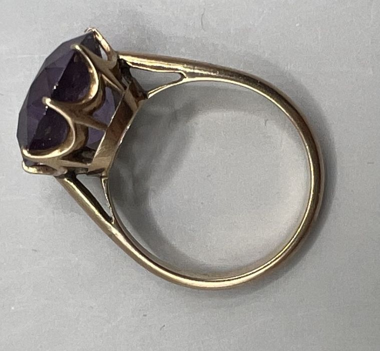 A colour change synthetic sapphire cocktail ring, in yellow metal. Size L. Gross approximate - Image 2 of 5