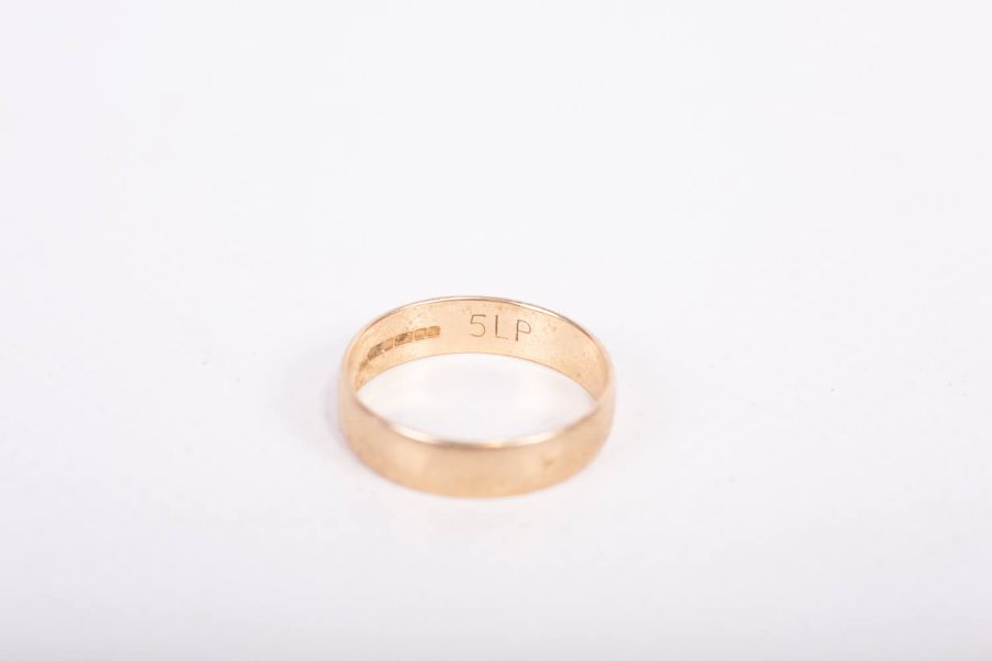 A 9ct gold band ring, plus a 9ct gold belcher chain (in complete condition). Total weight - Image 4 of 4