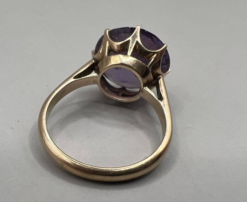 A colour change synthetic sapphire cocktail ring, in yellow metal. Size L. Gross approximate - Image 3 of 5