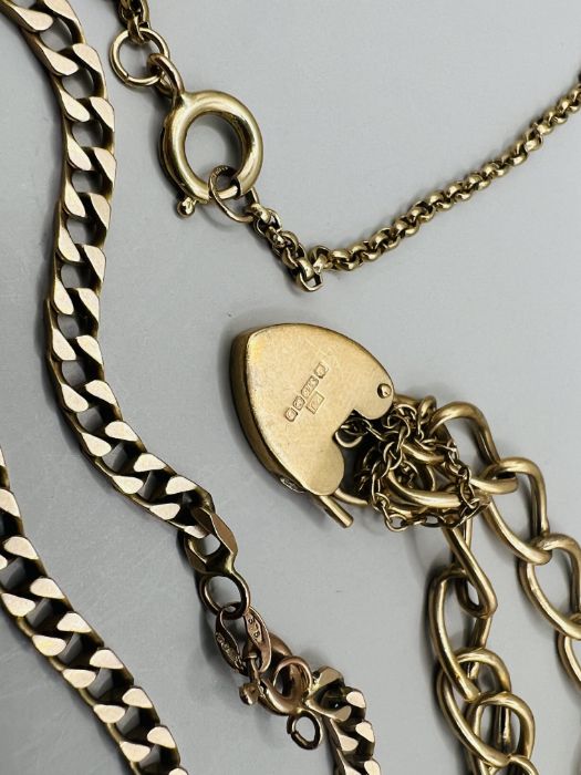 A selection of 9ct gold jewellery comprising a heart padlock clasoed charm bracelet; a curb chain - Image 2 of 3