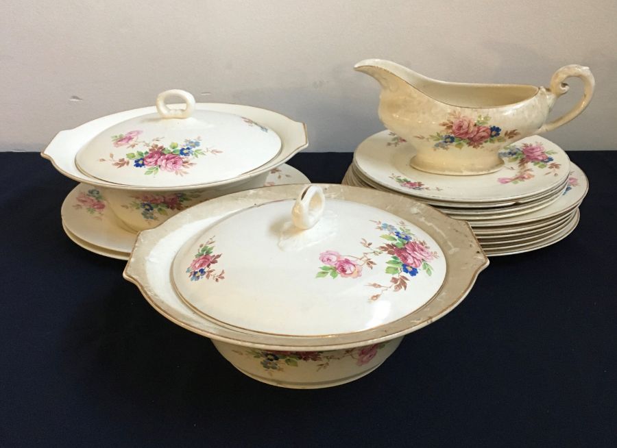 A large collection of porcelain items to include part tea sets and part dinner service, various - Image 8 of 15