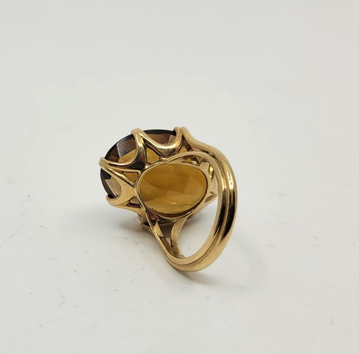 A 9ct. gold and citrine cocktail ring, London 1981, claw set large mixed cut citrine, approx. size - Image 4 of 4