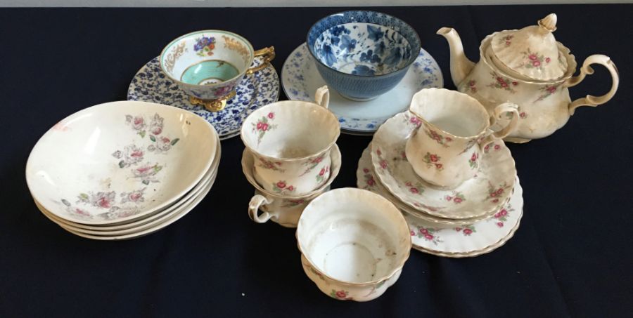 A large collection of porcelain items to include part tea sets and part dinner service, various - Image 14 of 15