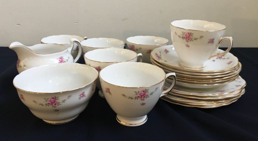 A large collection of porcelain items to include part tea sets and part dinner service, various - Image 2 of 15