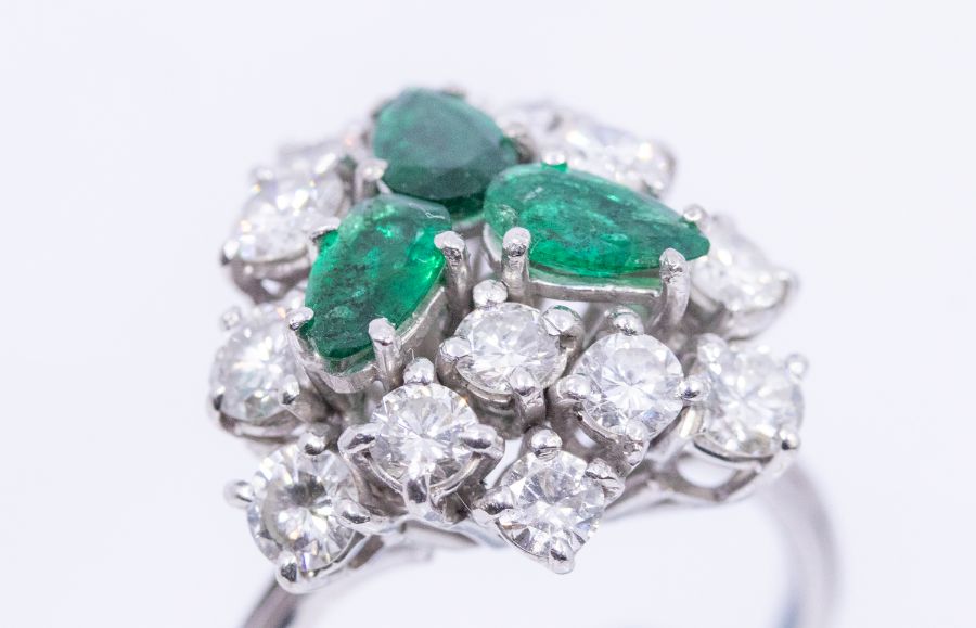 ***AUCTIONEER TO ANNOUNCE SMALL CHIP TO ONE EMERALD*** An emerald and diamond 18ct white gold - Image 3 of 4