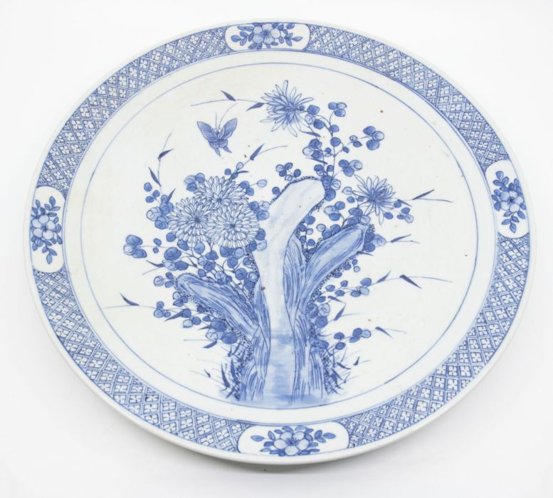 A Chinese blue and white porcelain shallow dish, Qing Dynasty, 19th Century, decorated with