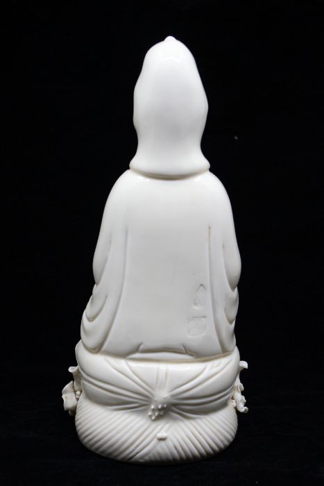 A Chinese Dehua figure of Guanyin, late Qing Dynasty/ early Republic, seated on a lotus dais - Image 2 of 4