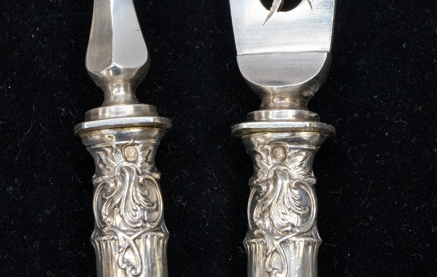 A pair of 19th Century French 950 standard fish servers, ornate engraved blade and tines, hallmarked - Image 5 of 5