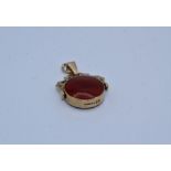 An onyx and carnelian fob spinner. Gross weight approximately 5.2gm