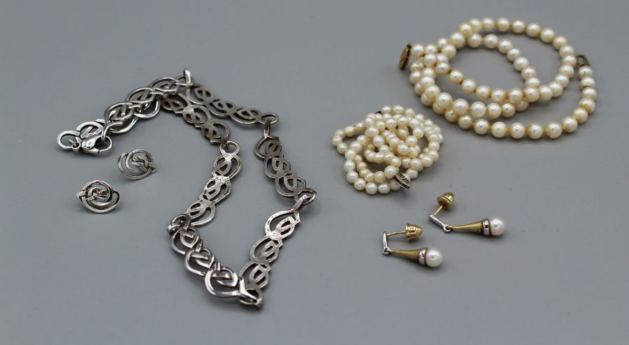 A selection of jewellery comprising two graduated strands of pearls, one with a 375 stamped clasp, a