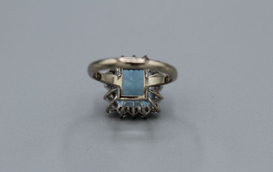 An Aquamarine and diamond cocktail ring in 18ct white gold. Aquamarine an estimated 4.9ct, loupe - Image 10 of 10