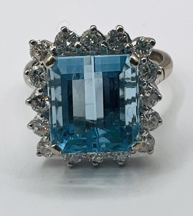 An Aquamarine and diamond cocktail ring in 18ct white gold. Aquamarine an estimated 4.9ct, loupe - Image 3 of 10