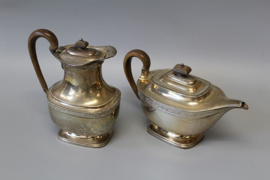 A George V Mappin & Webb four piece sterling silver footed tea set. Comprising a tea pot, water jug, - Image 2 of 4