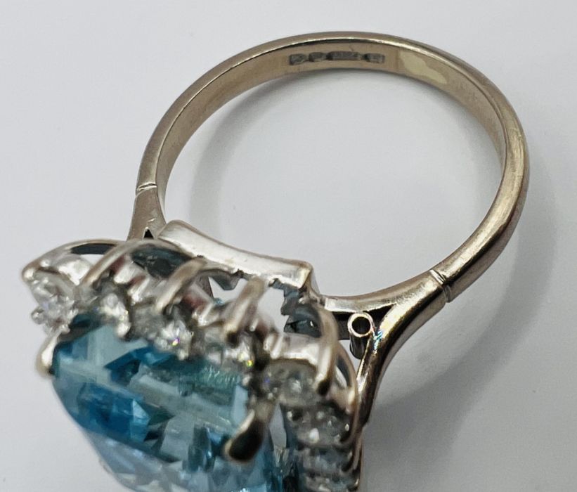 An Aquamarine and diamond cocktail ring in 18ct white gold. Aquamarine an estimated 4.9ct, loupe - Image 5 of 10