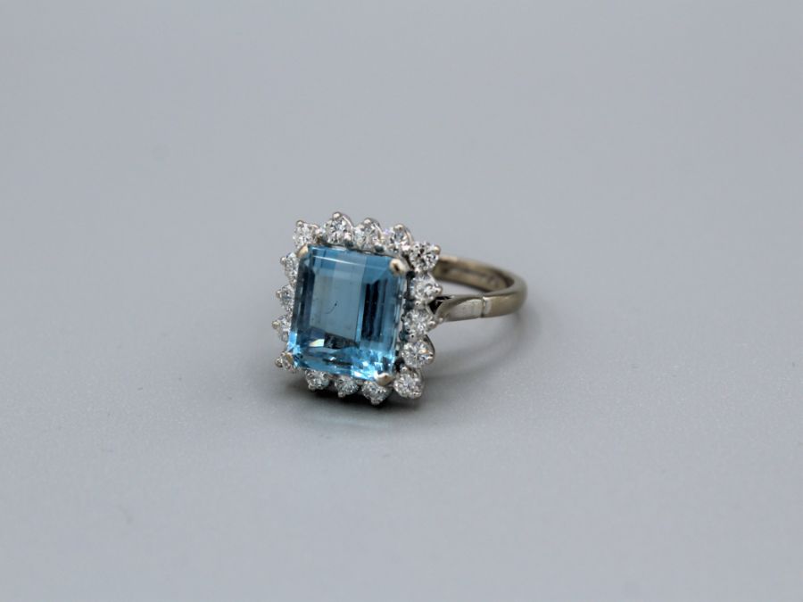 An Aquamarine and diamond cocktail ring in 18ct white gold. Aquamarine an estimated 4.9ct, loupe - Image 8 of 10