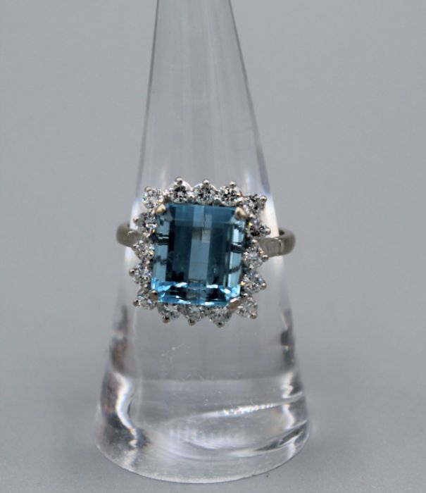 An Aquamarine and diamond cocktail ring in 18ct white gold. Aquamarine an estimated 4.9ct, loupe - Image 7 of 10