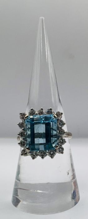 An Aquamarine and diamond cocktail ring in 18ct white gold. Aquamarine an estimated 4.9ct, loupe - Image 2 of 10