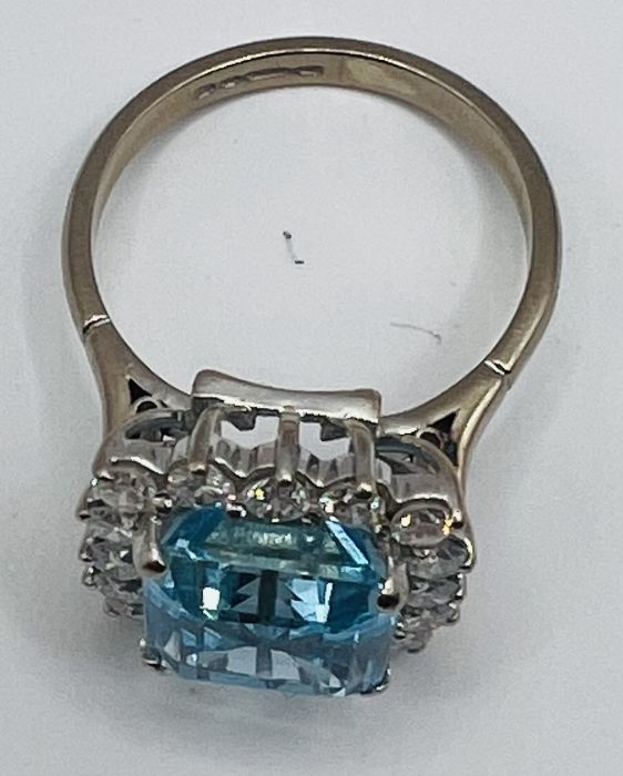 An Aquamarine and diamond cocktail ring in 18ct white gold. Aquamarine an estimated 4.9ct, loupe - Image 4 of 10