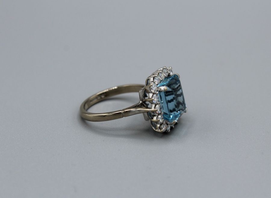 An Aquamarine and diamond cocktail ring in 18ct white gold. Aquamarine an estimated 4.9ct, loupe - Image 9 of 10