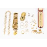 A collection of jewellery to include a unmarked 9ct gold gate bracelet with gilt metal padlock