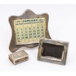 An Edwardian silver mounted desk calendar, easel back with melamine printed cards, hallmarked