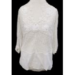 An Edwardian blouse in white lace from 1916-18, three-quarter length sleeves, appliquéd neckline