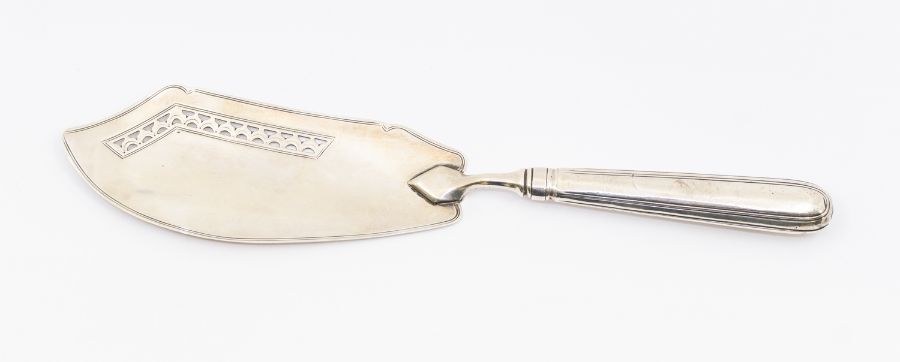 A George III silver fish slice with engraved design to centre and thread patterned edges, hallmarked