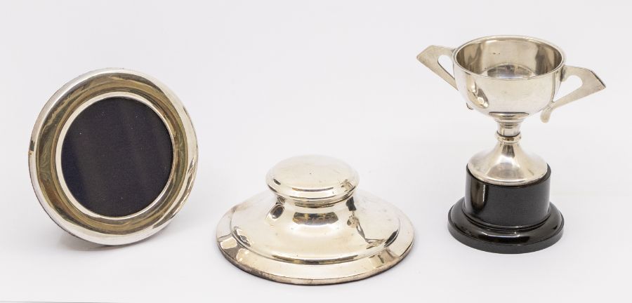 A collection of silver to include; a silver capstan inkwell with liner, hallmarked Birmingham, 1939,